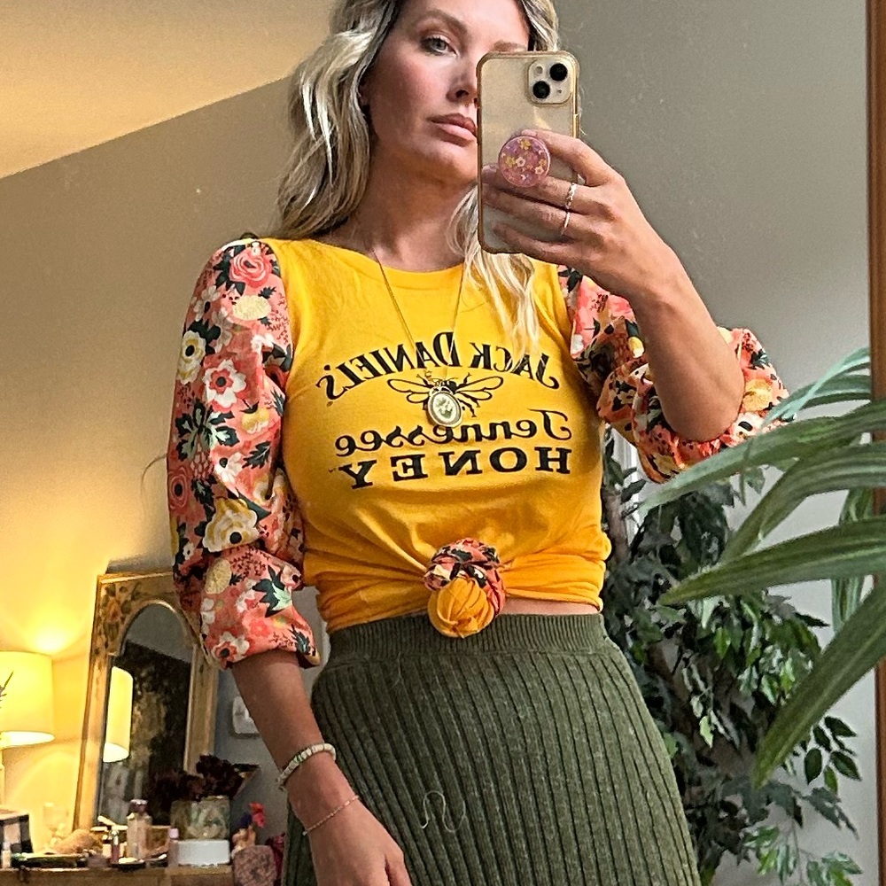 Jack Daniels Honey custom floral puff sleeve top size small